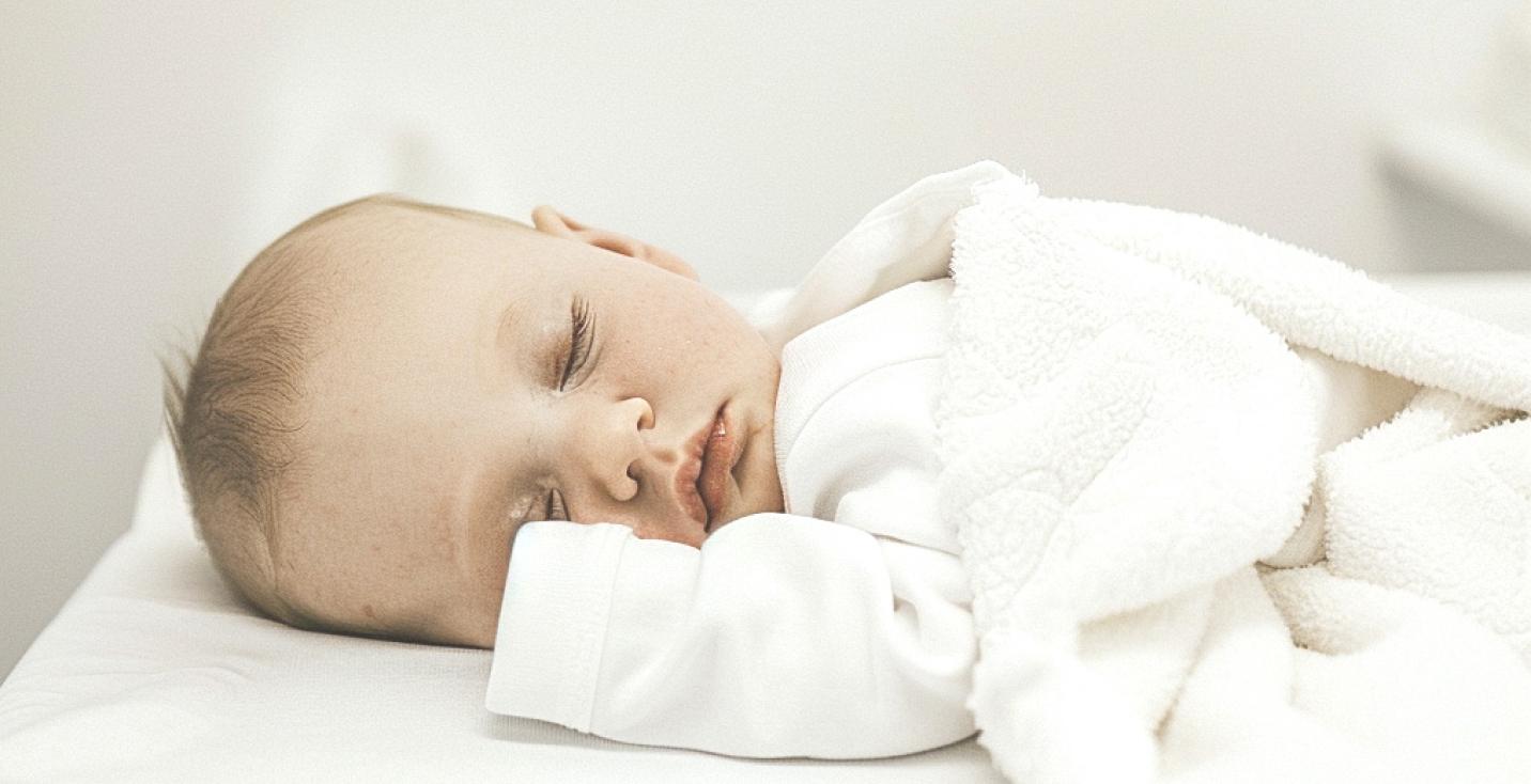 Un bebé durmiendo plácidamente en una camilla